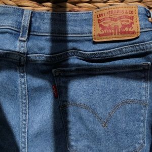 Levi 711 skinny jeans. Light washed 🌊